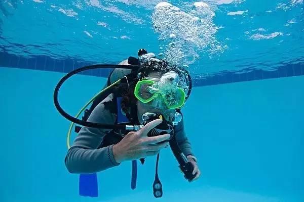 滴错眼药水=易眼瞎?有这3个字的眼药水太伤眼,赶紧扔掉!